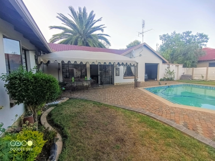 4 Bedroom Property for Sale in Langenhovenpark Free State